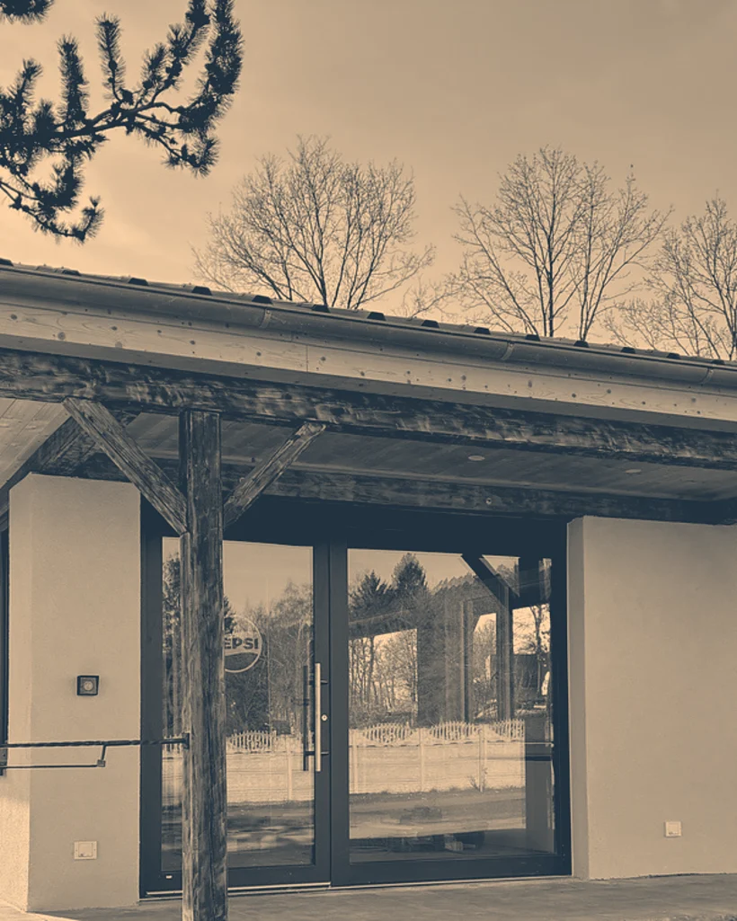 Kiosk am Platzeingang, grafische Duotone-Fassung