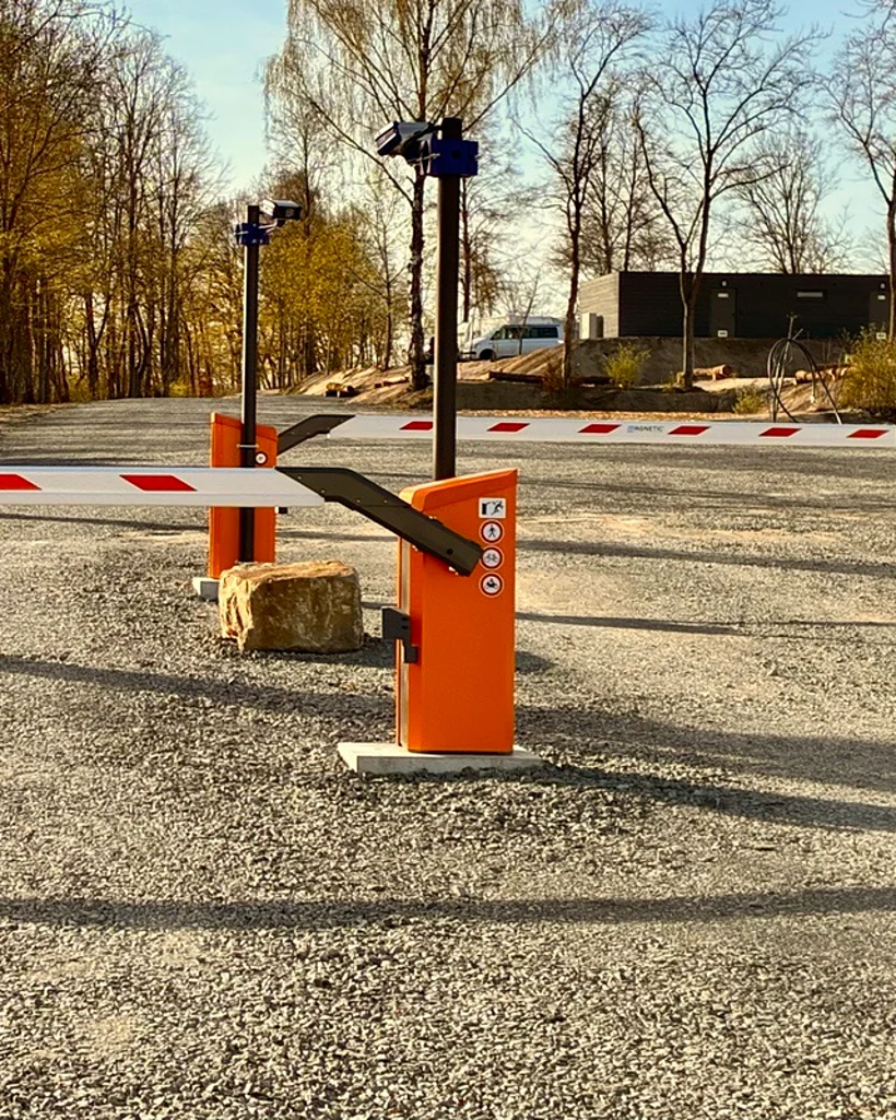 Schrankensäule mit Kameramast an der Einfahrt
