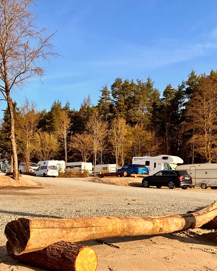 Wohnwagen und Wohnmobile auf den Parzellen, hochkant aufgenommen