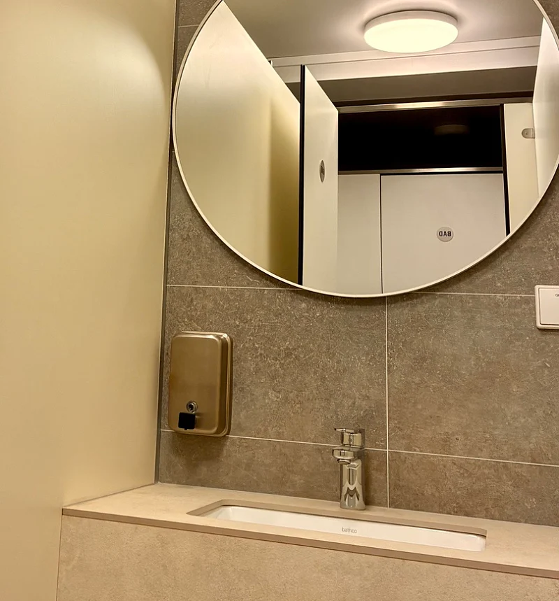 Individual washbasin with round mirror